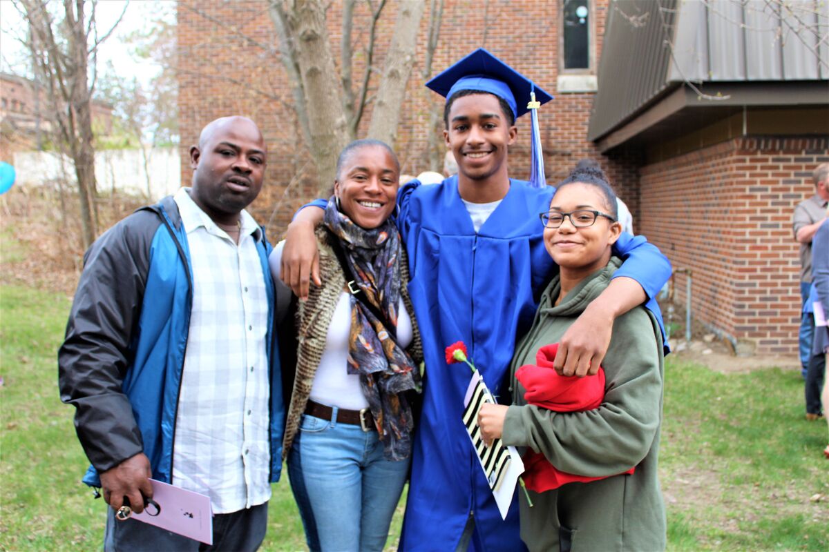 学生和他的家人在毕业典礼上